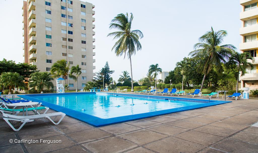 Turtle Towers Aparthotel Ocho Rios Bagian luar foto