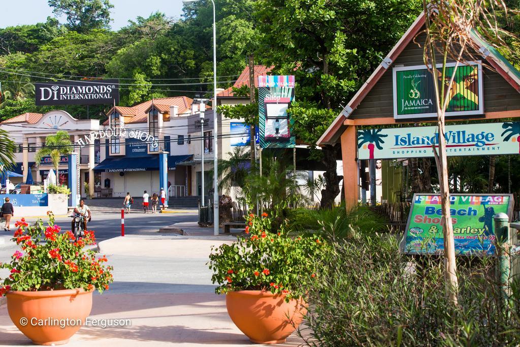 Turtle Towers Aparthotel Ocho Rios Bagian luar foto