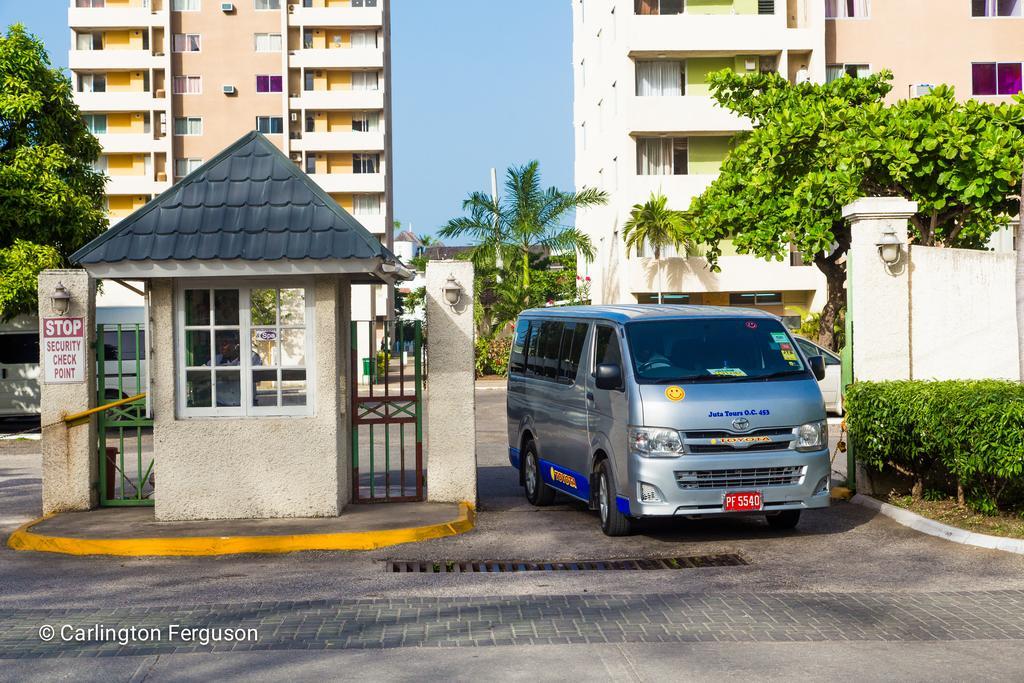 Turtle Towers Aparthotel Ocho Rios Bagian luar foto