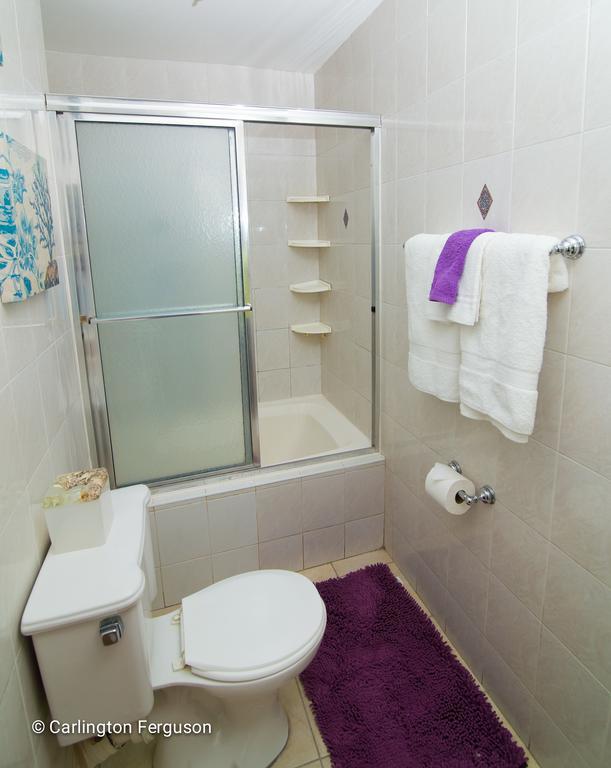 Turtle Towers Aparthotel Ocho Rios Ruang foto