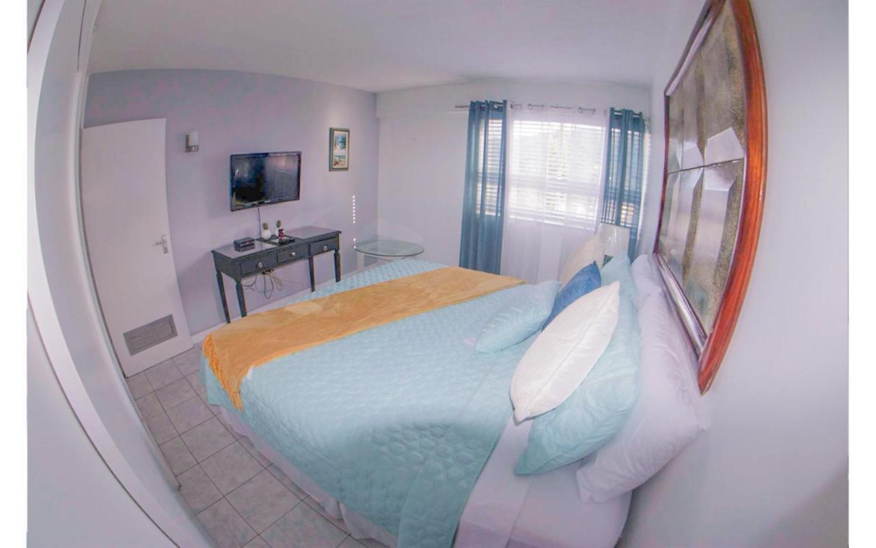Turtle Towers Aparthotel Ocho Rios Bagian luar foto